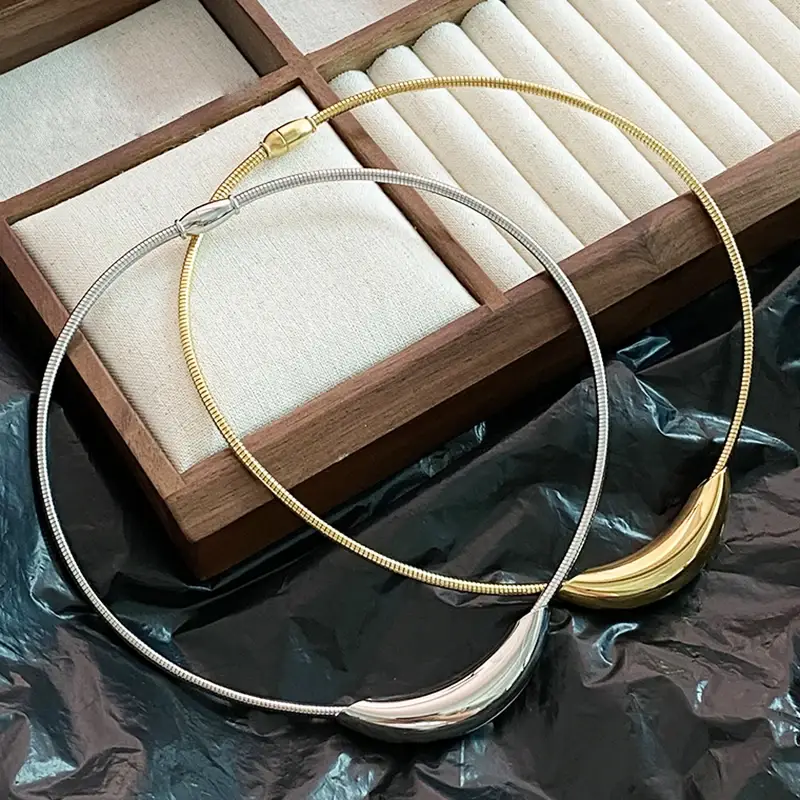 Collier rétro en tube métallique avec chaîne en os de serpent – Une élégance intemporelle pour toutes les occasions